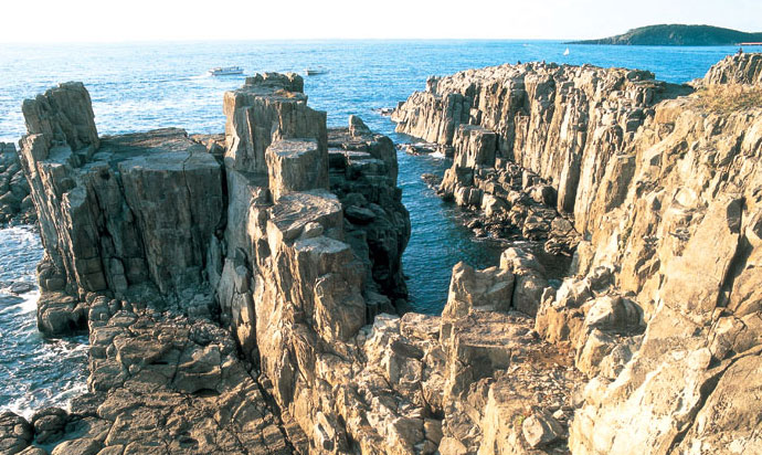 (Tojinbo/Sakai City)≪巨大な輝石安山岩の柱状節理≫